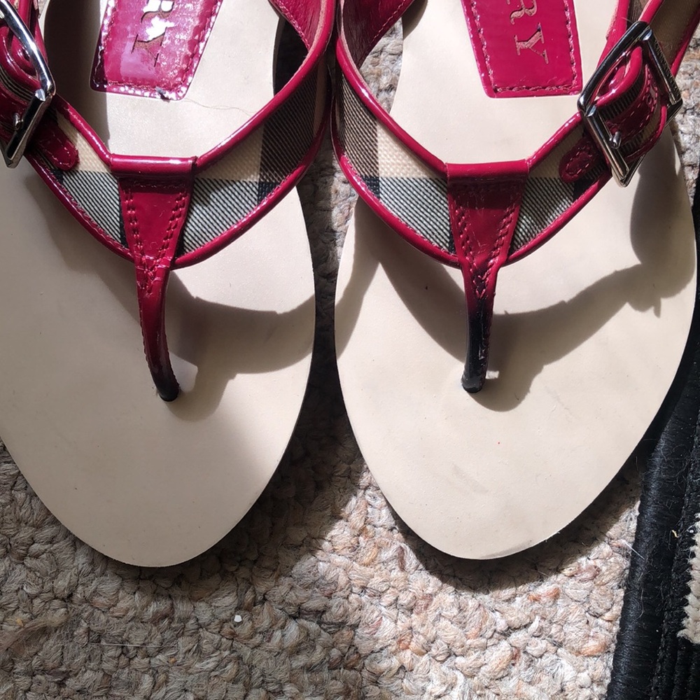 Burberry Pink Patent Leather and Beige Check Thong Sandals - Picture 4 of 7